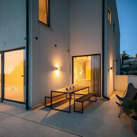 Sunset - With Private Pool, Squash Coart And Table Tennis *