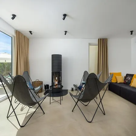 Sunset - With Private Pool, Squash Coart And Table Tennis Fuškulin