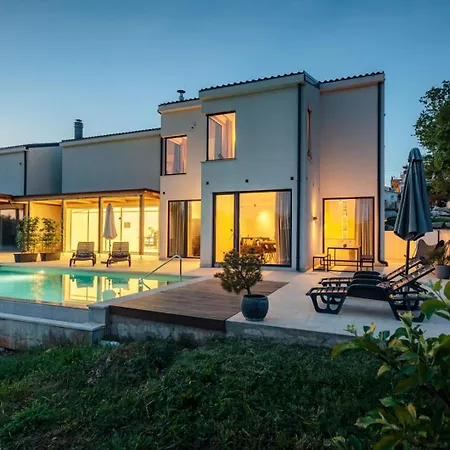 Sunset - With Private Pool, Squash Coart And Table Tennis *