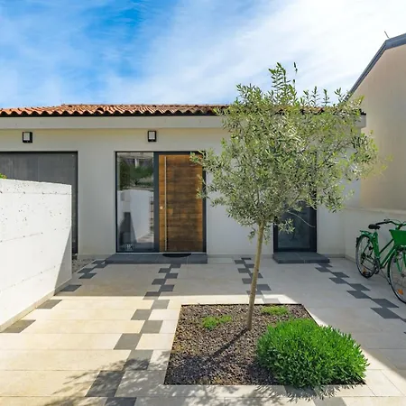 Sunset - With Private Pool, Squash Coart And Table Tennis Fuškulin