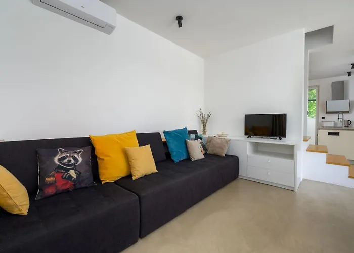 Sunset - With Private Pool, Squash Coart And Table Tennis Fuškulin