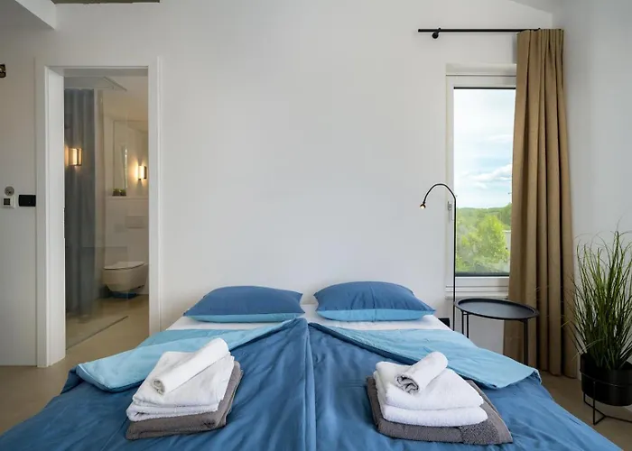 Sunset - With Private Pool, Squash Coart And Table Tennis