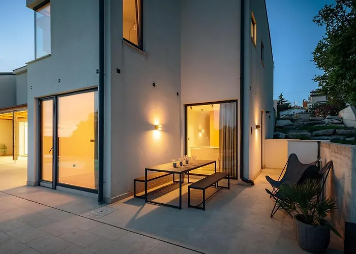 Sunset - With Private Pool, Squash Coart And Table Tennis *