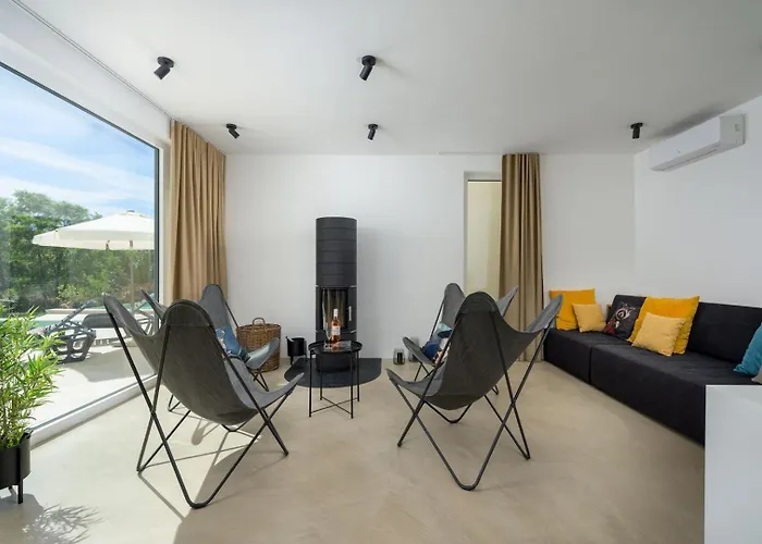 Sunset - With Private Pool, Squash Coart And Table Tennis Fuškulin