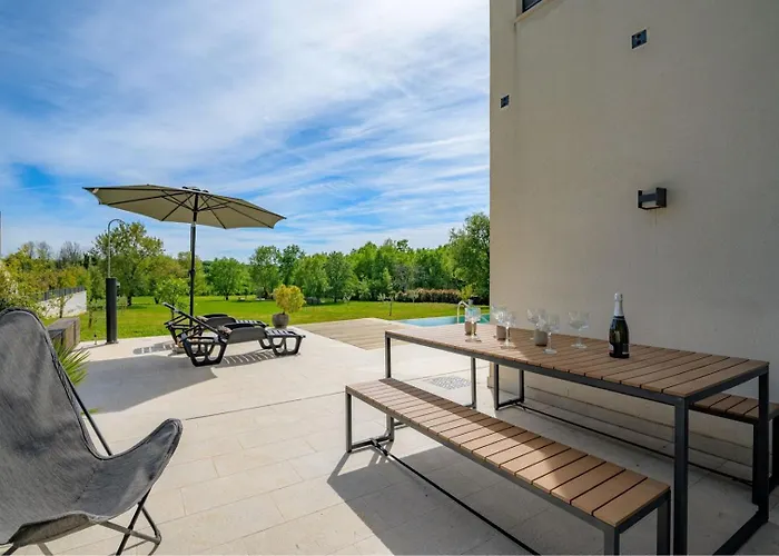 Sunset - With Private Pool, Squash Coart And Table Tennis 빌라 Fuškulin