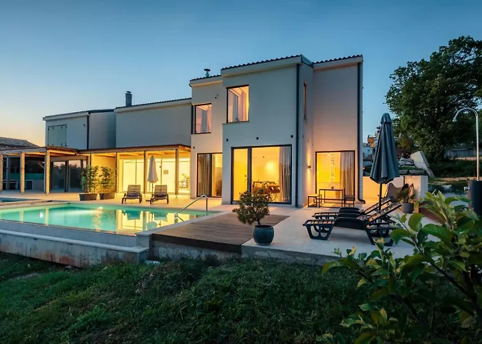 Sunset - With Private Pool, Squash Coart And Table Tennis *