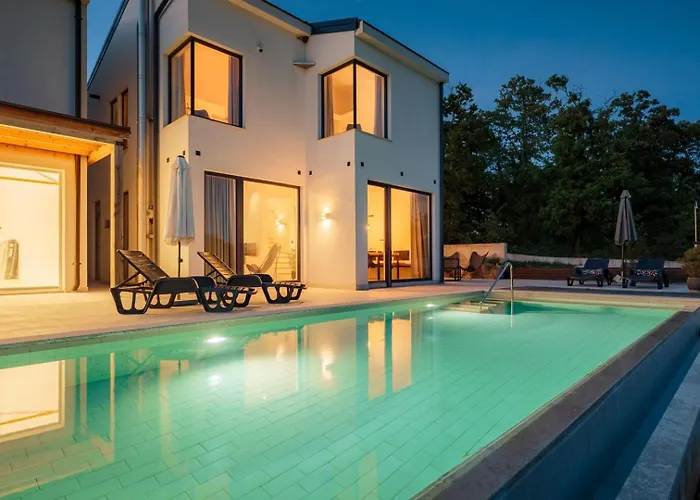 Sunset - With Private Pool, Squash Coart And Table Tennis Vila