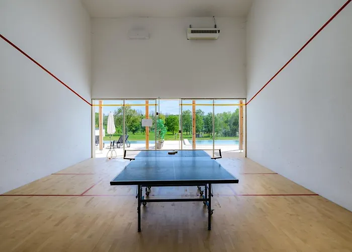 Sunset - With Private Pool, Squash Coart And Table Tennis *