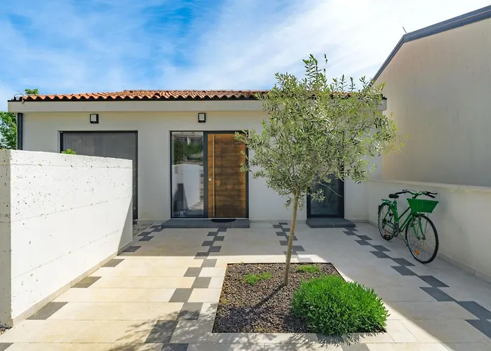 Sunset - With Private Pool, Squash Coart And Table Tennis Fuškulin