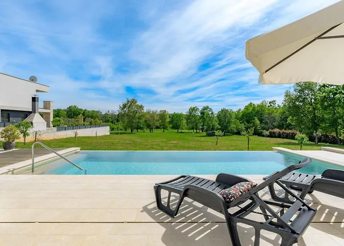 Sunset - With Private Pool, Squash Coart And Table Tennis