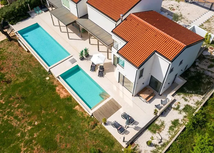 Sunset - With Private Pool, Squash Coart And Table Tennis Vila
