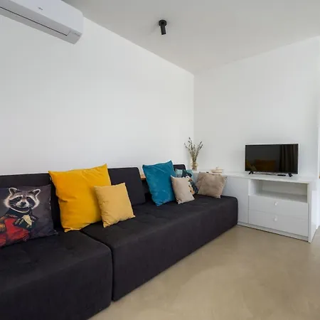 Sunset - With Private Pool, Squash Coart And Table Tennis Fuškulin