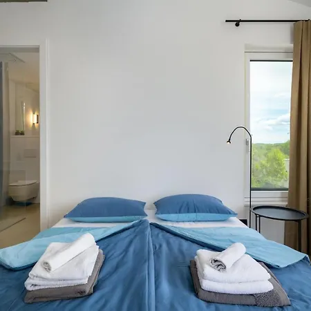 Sunset - With Private Pool, Squash Coart And Table Tennis