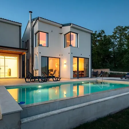 Sunset - With Private Pool, Squash Coart And Table Tennis Fuškulin