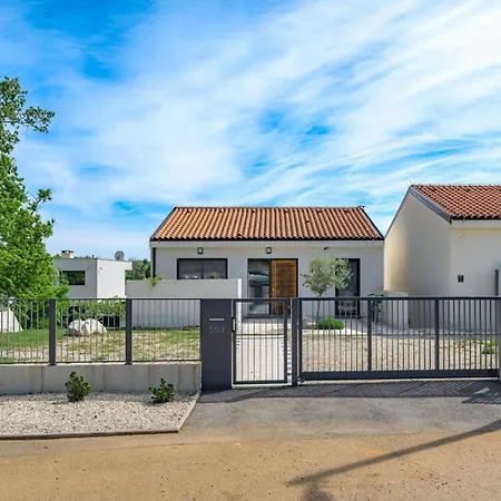 Βίλα Sunset - With Private Pool, Squash Coart And Table Tennis